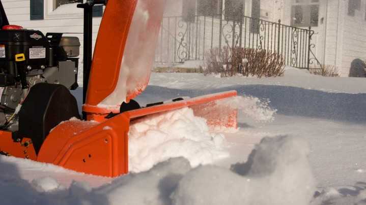 О снегоуборочном инвентаре: скребки и другие инструменты для уборки снега