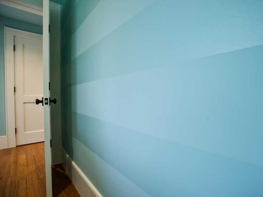 Матовая краска для стен широко применяется при декорировании жилых помещений. Как можно использовать черную и белую полуматовую краску для стен в квартире? Как правильно подготовить поверхность к окраске?