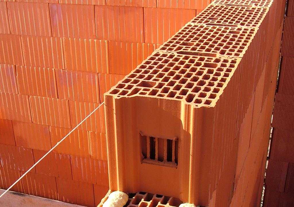 Керамический блок (38 фото): размеры поризованного керамоблока, характеристики теплой керамики для строительства домов и кладки стен, производители