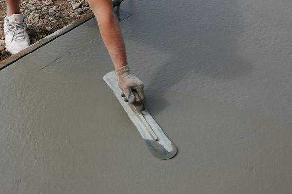 Зачем нужна гладилка для бетона и как ее сделать из подручных материалов?