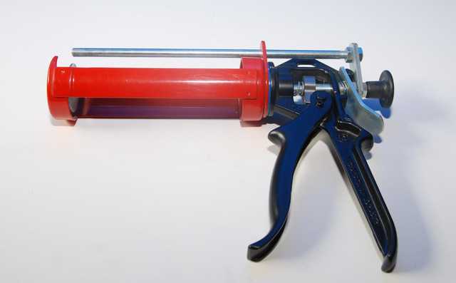 Пистолет для герметика закрытый (13 фото): профессиональный алюминиевый пистолет закрытого типа 600 мл, рейтинги и размеры