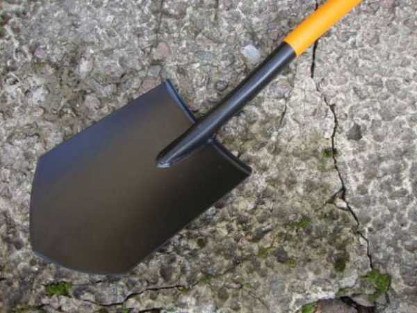 Что такое штыковая лопата Ее разновидности и характеристики. Чем отличается ширина лопаты из рельсовой стали с черенком от размера титановой лопаты со штыком Как правильно хранить штыковую лопату