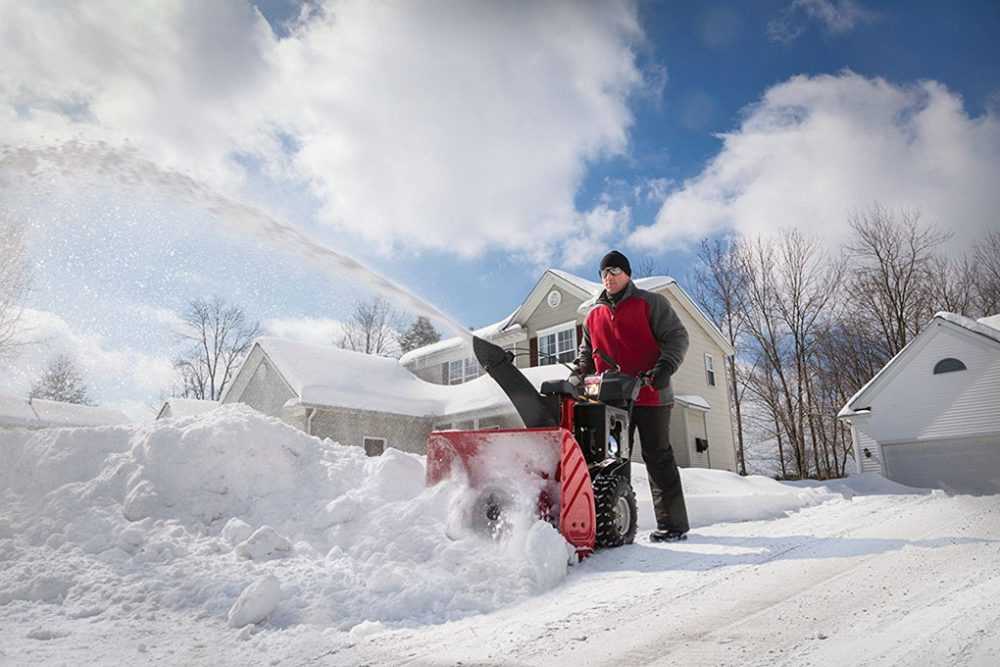 Лопаты на колесах для уборки снега являются полезным бытовым инвентарем, который можно использовать для уборки небольших и средних территорий. Какие особенности снегоуборочных устройств на колесах российских брендов обусловили им популярность
