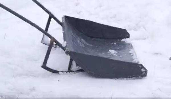 Лопаты для уборки снега: виды и советы по выбору