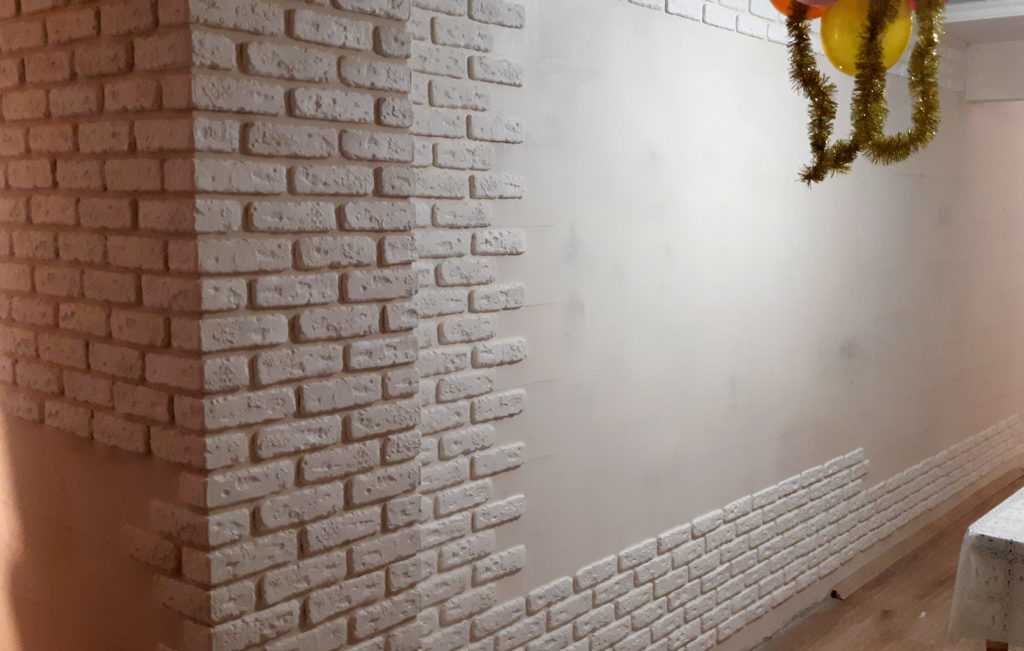 Штукатурка под кирпич (42 фото): декоративная смесь для стен, имитация кирпичной кладки настенного покрытия, изделие кирпичиками в интерьере