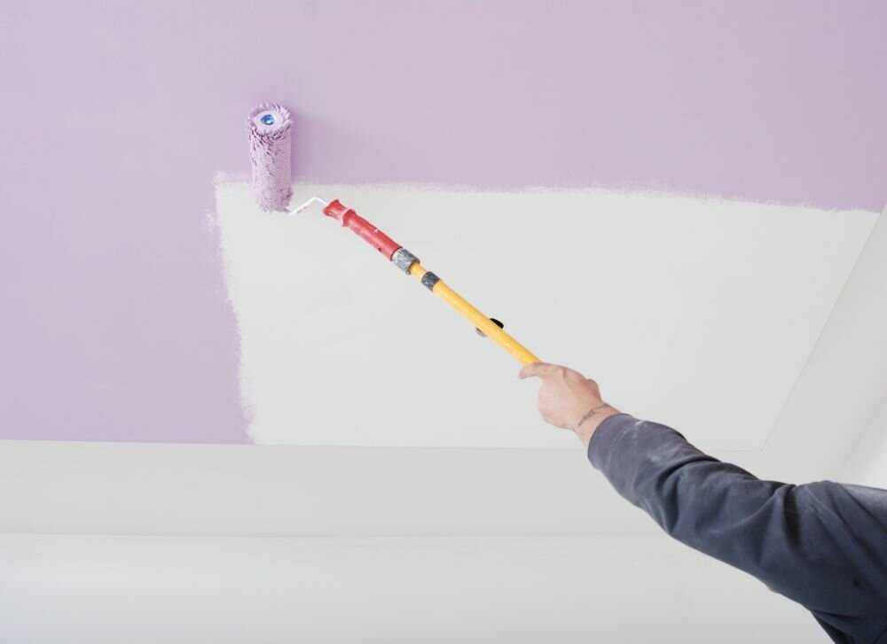 Как покрасить потолок водоэмульсионной краской по побелке, можно ли красить