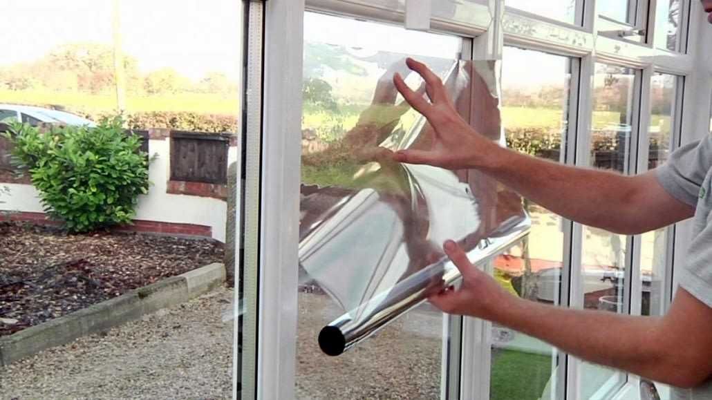 Как наклеить солнцезащитную плёнку на окна: инструкция по оклейке стеклопакета