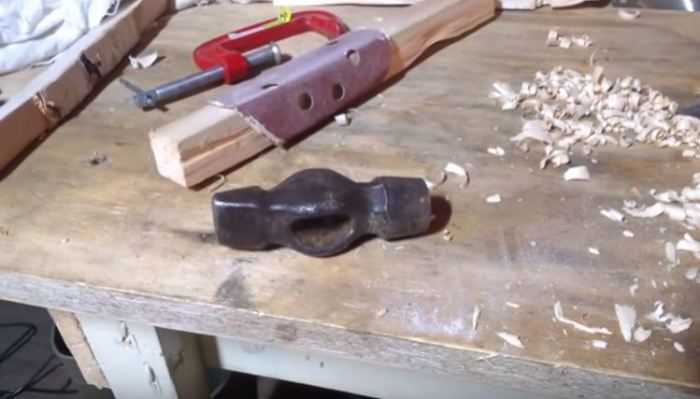 Как насадить молоток на рукоятку? как правильно насаживать его на деревянную ручку без клина?