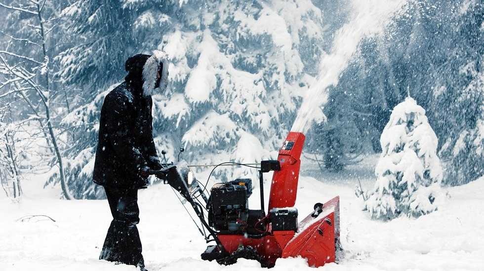 Лопаты для уборки снега (49 фото): зимние снегоуборочные устройства со складным черенком, сравнение снеговых моделей «богатырь» и «сахара»
