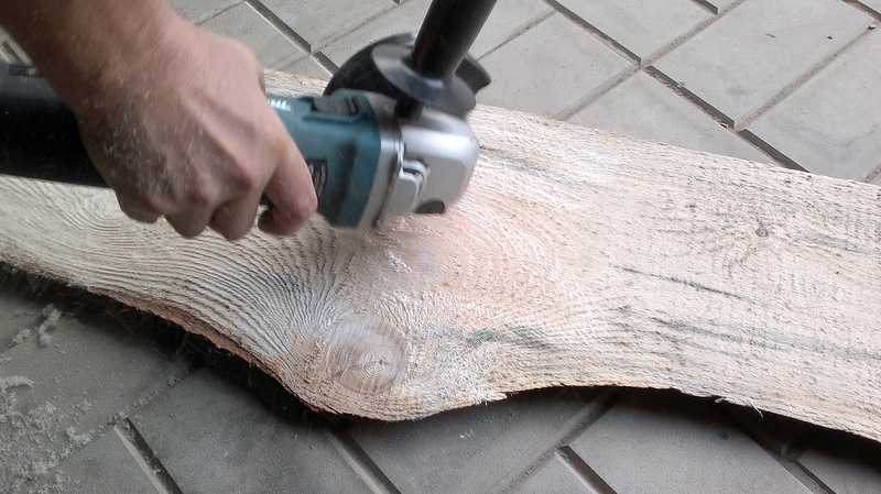 Браширование древесины — что это такое и как брашировать доски из сосны и березы Актуальность технологии и особенности использования. Как сделать брашированное дерево своими руками Инструменты и машинки, используемые при искусственном состаривании дерева.