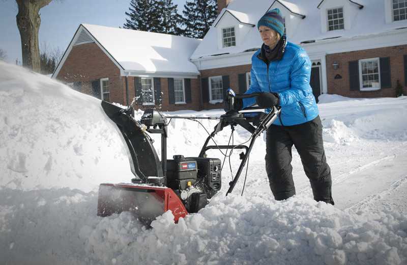 Лопаты на колесах для уборки снега: особенности снегоуборочных устройств, сравнение снеговых лопат производителей «электромаш» и «бульдозер»