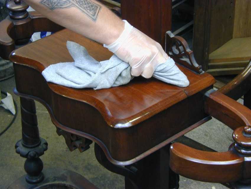 Реставрация шпона: как снять его со старого стола? чем приклеить к мебели? ремонт и восстановление шпона своими руками
