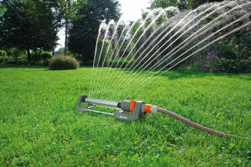 Дождеватель: выдвижные разбрызгиватели воды для полива огорода, роторный спринклер, ручной и круговой, веерный и маятниковый, другие виды