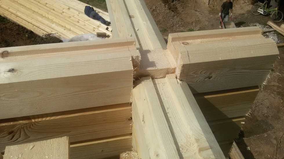 Во время строительства дома из бруса необходимо выполнять соединения между деревянными элементами. Рассмотрим все о соединении бруса. Как правильно класть «в лапу» и шип-паз