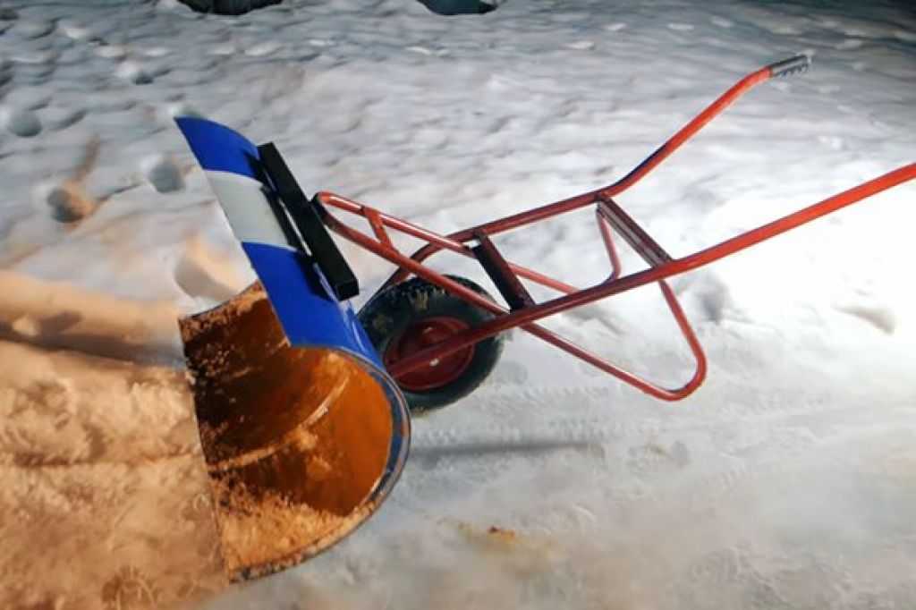 Снегоуборочная пластиковая лопата, виды инструментов по уборке снега, стоимость инвентаря