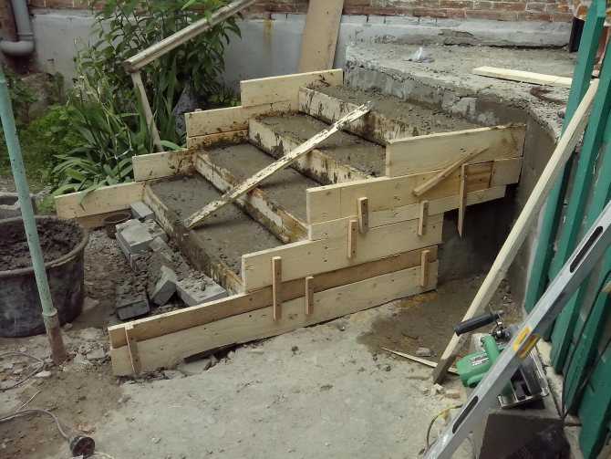 Как сделать бетонное крыльцо и его монтаж к дому своими руками: пошагово- проекты +видео