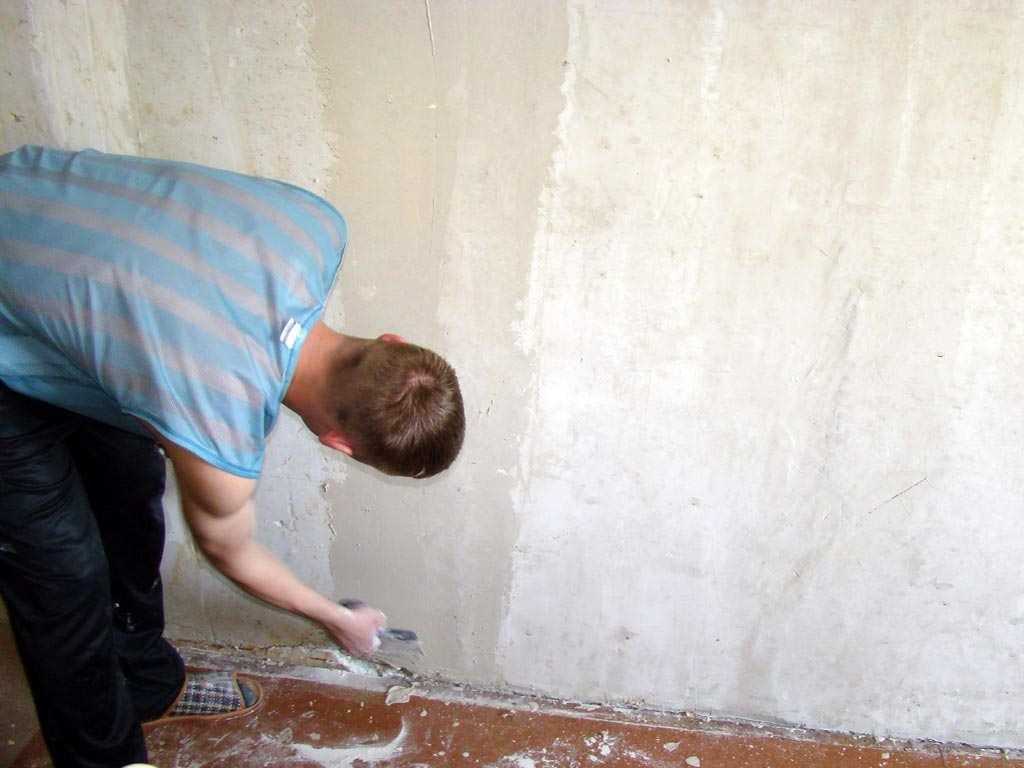 Как грунтовать стены перед поклейкой обоев?