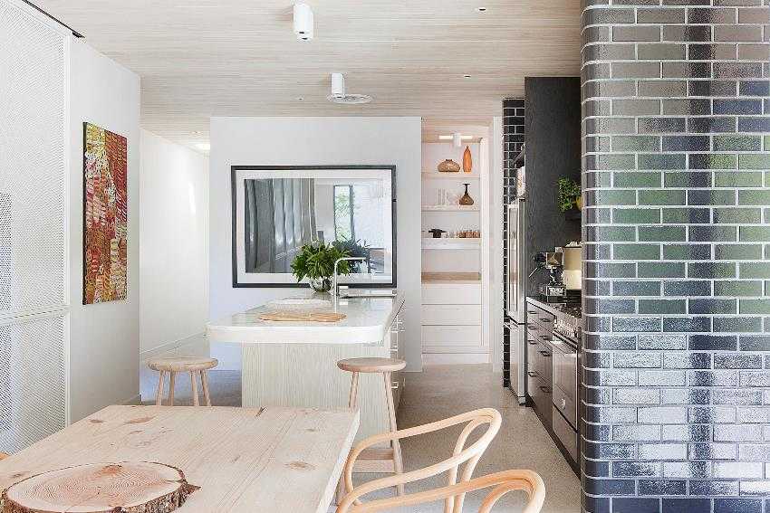 Белый декоративный кирпич (30 фото): камень и гипс на кухне, в гостиной и в коридоре, укладка кирпича и отделка стен, варианты дизайна