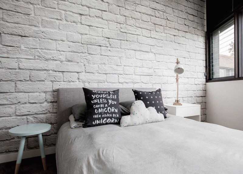 Белая кирпичная стена в интерьере прихожей, кухни, гостиной: фото