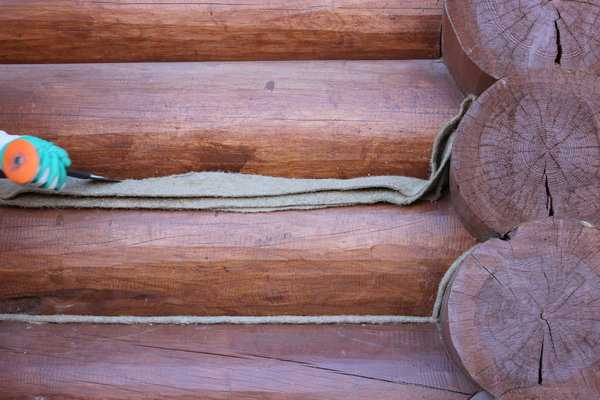 Как правильно конопатить дом из бруса и трещины в срубе