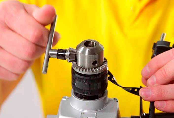 Как пользоваться электродрелью, как вытащить и вставить сверло, что делать, если искрят щётки дрели, видеоинструкции