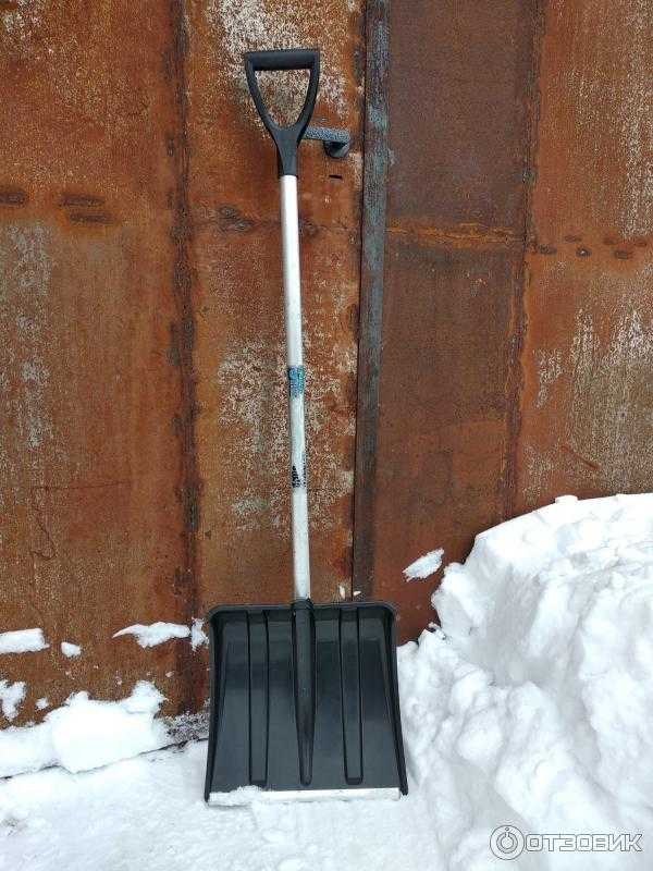 Пластиковые снеговые лопаты: разновидности и советы по выбору