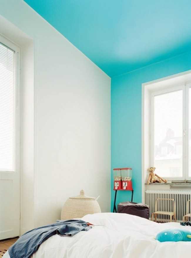 Чтобы привести потолочную поверхность в порядок, нужна хорошая и качественная краска для потолка в квартире. Водоэмульсионная, акриловая или фактурная – какая лучше? Какая потолочная краска подойдет для домашнего интерьера и как сделать правильный выбор?