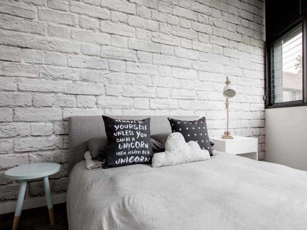 Фото интерьера гостиной с белой кирпичной стеной в стиле лофт