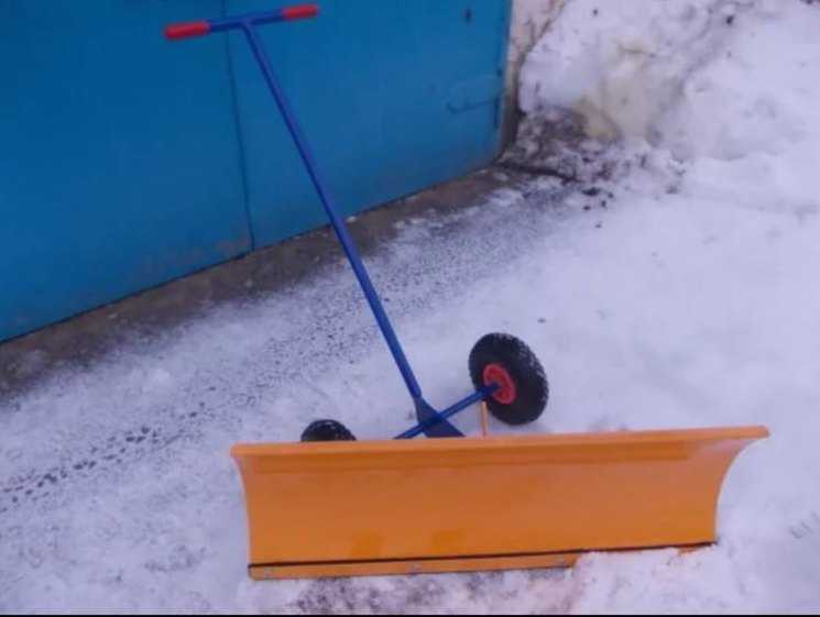 Лопата для уборки снега должна быть надежной, прочной, легкой и удобной в работе. Какие особенности снегоуборочных лопат нужно учитывать при выборе Какая модель лопаты надежнее – из фанеры, пластика или оцинковки