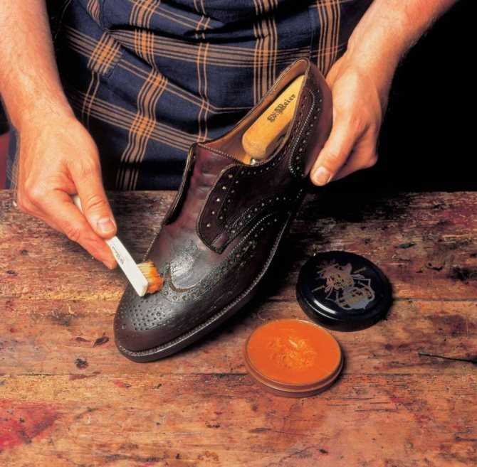 Загрязнение обуви гудроном случается довольно часто. Чем отмыть гудрон с лакированной обуви? Как оттереть битум с подошвы тряпичных кроссовок? Как очистить замшевую обувь?