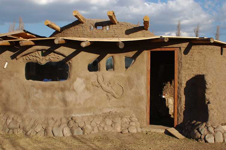 Саманный дом из глины и соломы своими руками: глинобитная технология | строительство. деревянные и др. материалы