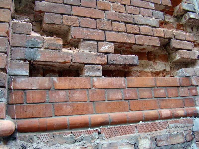 Ремонт кирпичной кладки стен отдельными местами: технология восстановления наружных, а также цена реставрации трещин и дефектов, обследование и способы укрепления