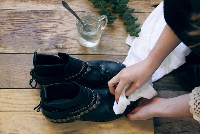Топ 10 средств, чем можно отмыть гудрон с обуви и одежды в домашних условиях