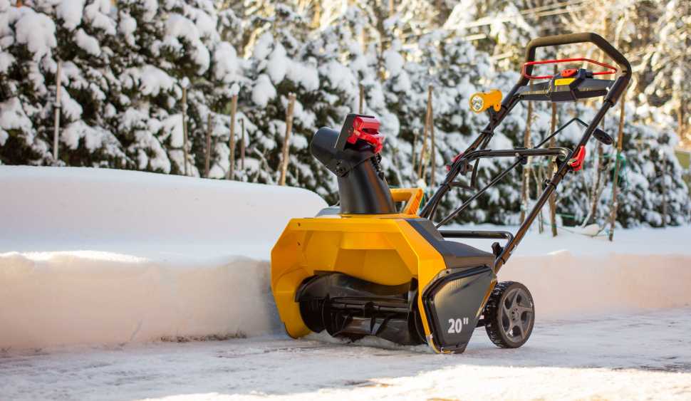 Лопаты на колесах для уборки снега: особенности снегоуборочных устройств, сравнение снеговых лопат производителей «электромаш» и «бульдозер»
