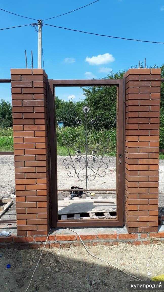 Забор с кирпичными столбами (54 фото): какой вариант выбрать, красивые ворота на ленточном фундаменте из кирпича со столбиками