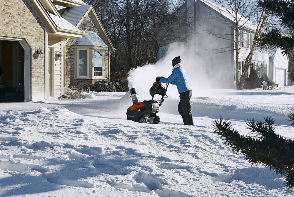 Лопата для уборки снега – основные виды инвентаря, советы по выбору лучшего варианта