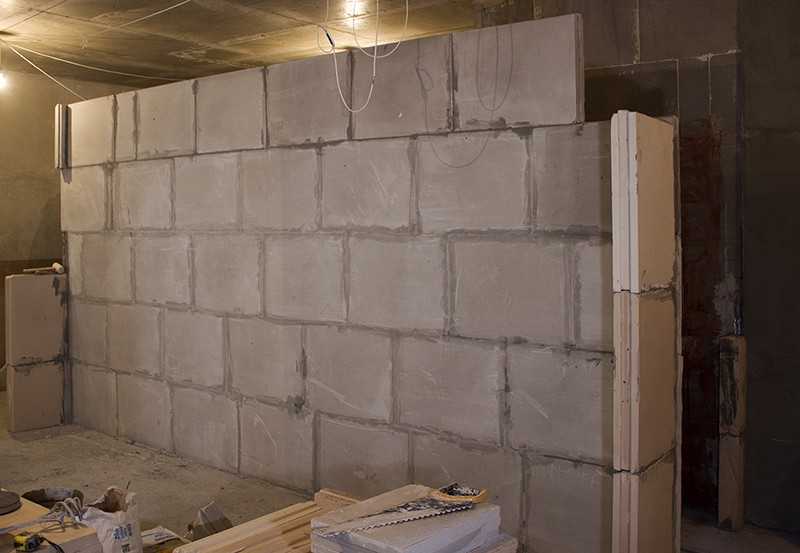 Газобетон или пазогребневые блоки используются в строительстве домов. ПГП или плиты из пористого материала легкие и имеют множество преимуществ. Что лучше для перегородок? В чем разница между материалами?