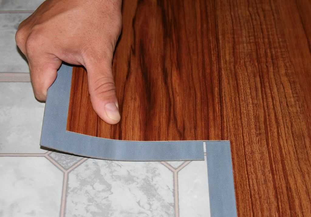 Укладка кварц-винила: как выбрать клей? как укладывать «елочкой» на фанеру, монтаж на стену замковой плитки, варианты раскладки