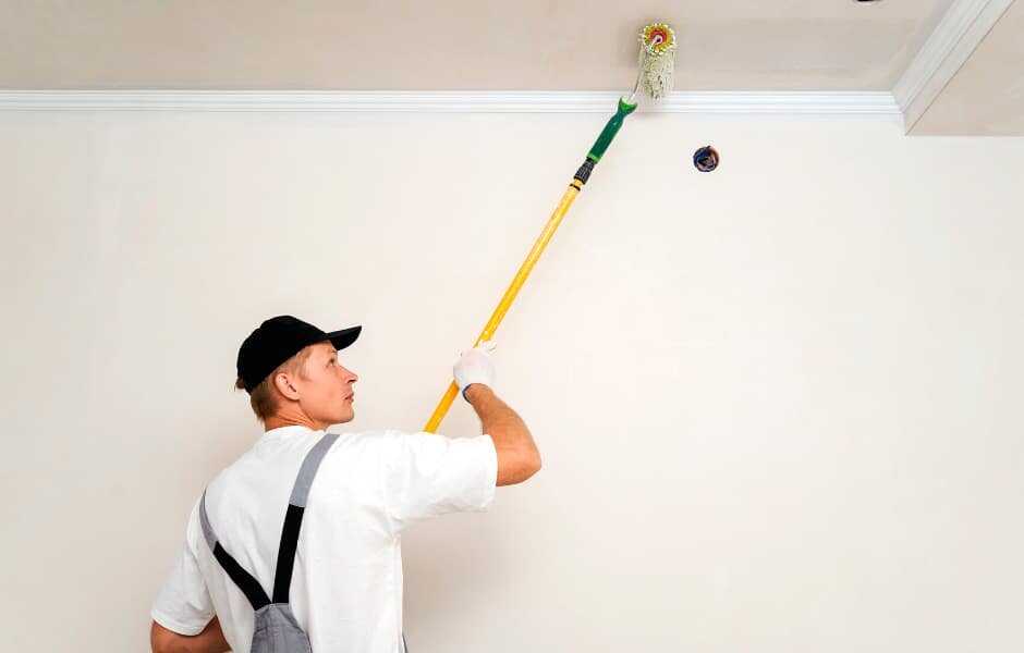 Как покрасить потолок водоэмульсионной краской без разводов?