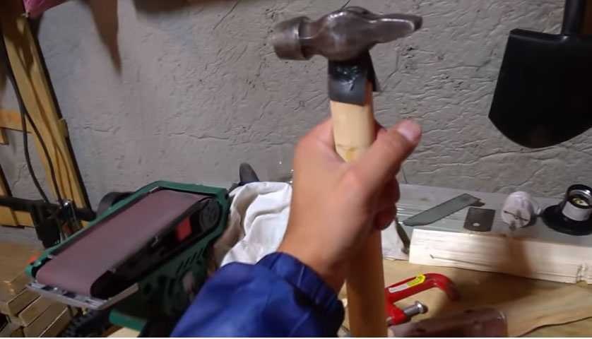 Как насадить молоток на рукоятку, чтобы он держался и не слетал