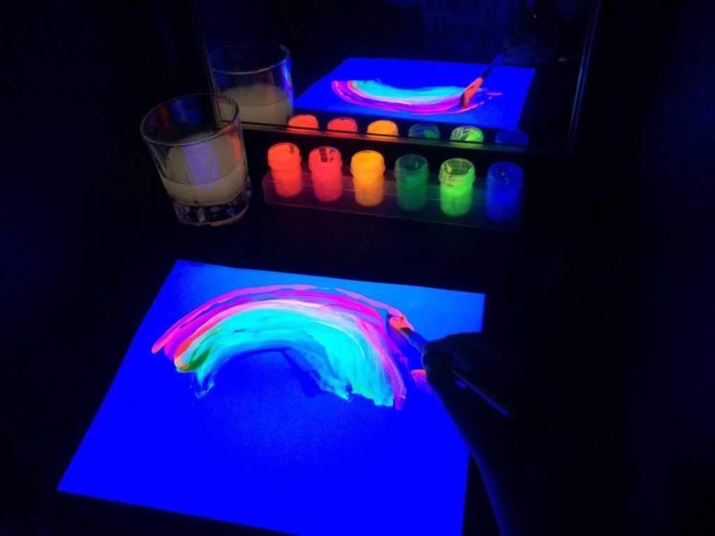 Светящаяся краска может использоваться как при строительстве, так и в творчестве. Фосфорная краска без люминофора своими руками вполне может быть сделана в домашних условиях. Как сделать светящуюся краску?