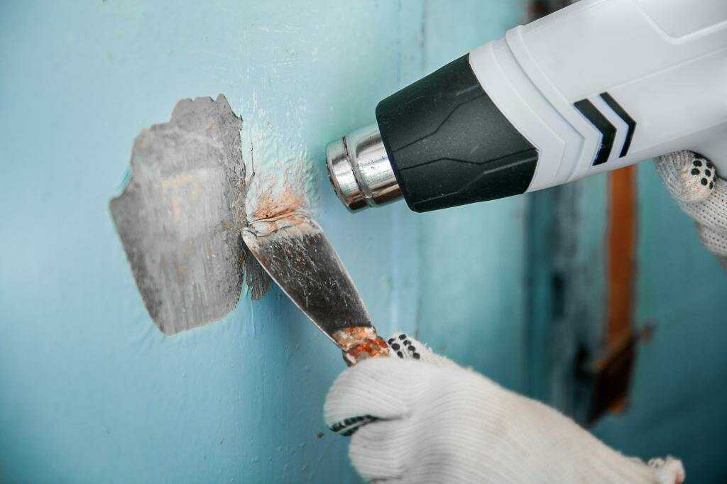 Если вы задумали ремонт, скорее всего, начнете вы с удаления старой краски со стен и потолка.  Чем удалить водоэмульсионный состав и как убрать старое масляное покрытие? Как снять краску со стены? Все это предстоит узнать и преодолеть на практике.
