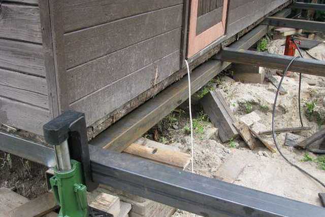 Как поднять сруб домкратом, зачем поднимать деревянный дом, как поднять дом для ремонта