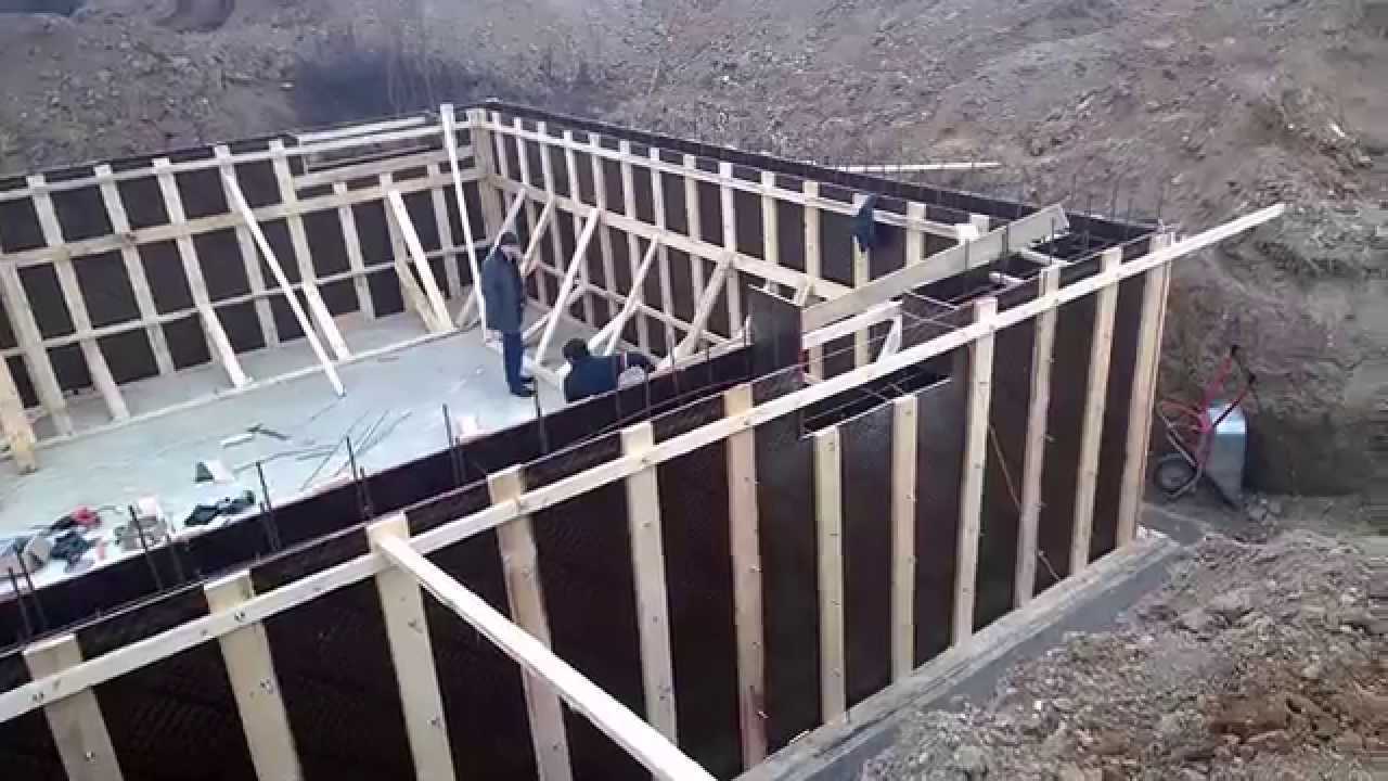 опалубка из осб 22 мм. опалубка из фанеры. опалубка для ленточного фундамента. опалубка из фанеры для фундамента. раскрепление опалубки фундамента.