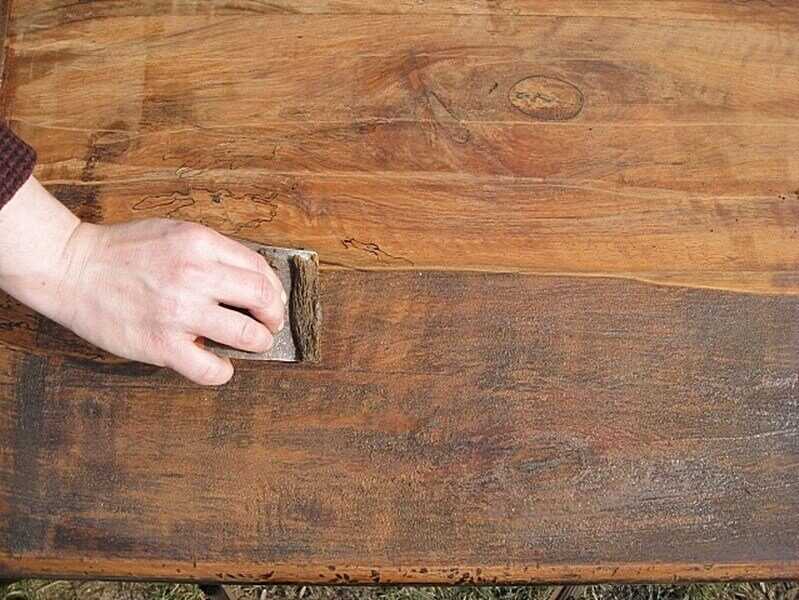Многие деревянные изделия нуждаются в ремонте, и следует удалить старое покрытие, прежде чем им заняться.  Как снять лак с деревянной поверхности в домашних условиях? Чем смыть средство с дерева, чтобы не повредить его?