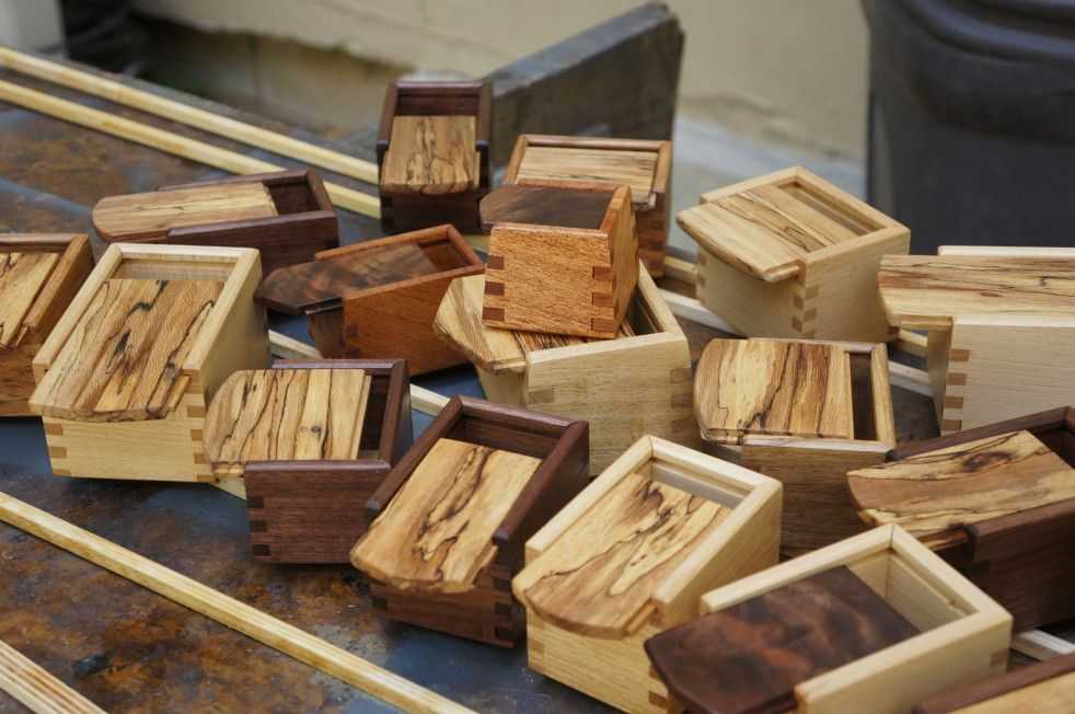 Панно из спилов дерева (20 фото): как сделать панно из деревянных спилов и бруса своими руками на стену?