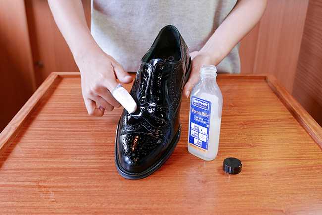 Как очистить обувь от смолы подручными средствами