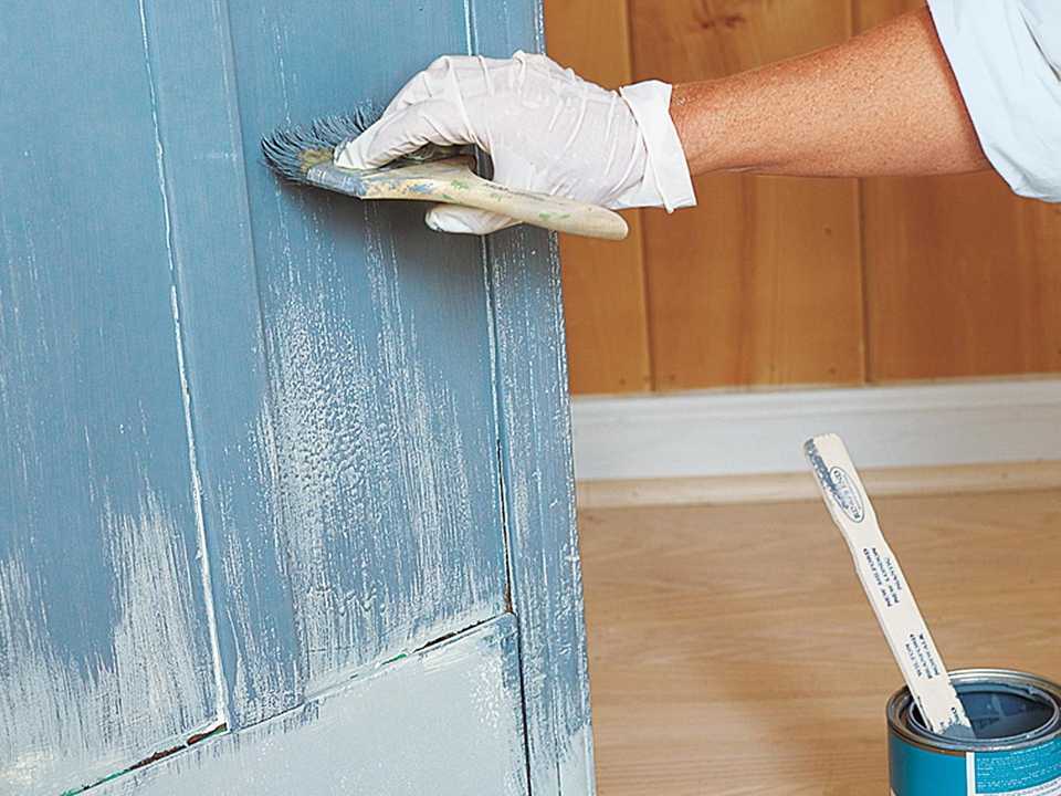 Покраска дверей (70 фото): быстросохнущая краска без запаха для межкомнатных деревянных изделий и из мдф, как снять старую краску