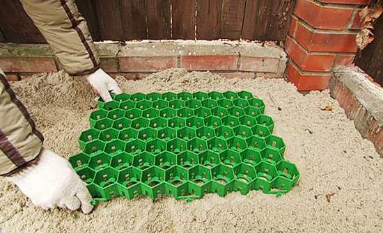 Газонные решетки (35 фото): пластиковые решетки для дорожек на даче, варианты укладки на газоне вместе с тротуарной плиткой. для чего нужна?