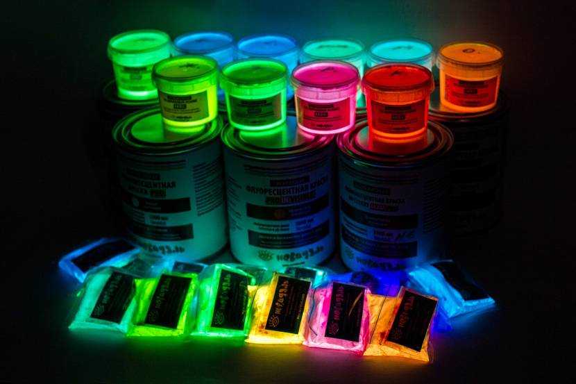 Флуоресцентная краска (40 фото): что это такое, светится ли в темноте аэрозольная краска в баллончиках, бесцветные и белые составы, отличия от люминесцентной